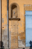 <center>Peyrolles</center>Oratoire  Sainte Mère de Dieu, 1603. Sur le pilier en pierre, intégré dans le mur de la maison d'angle, est inscrit :